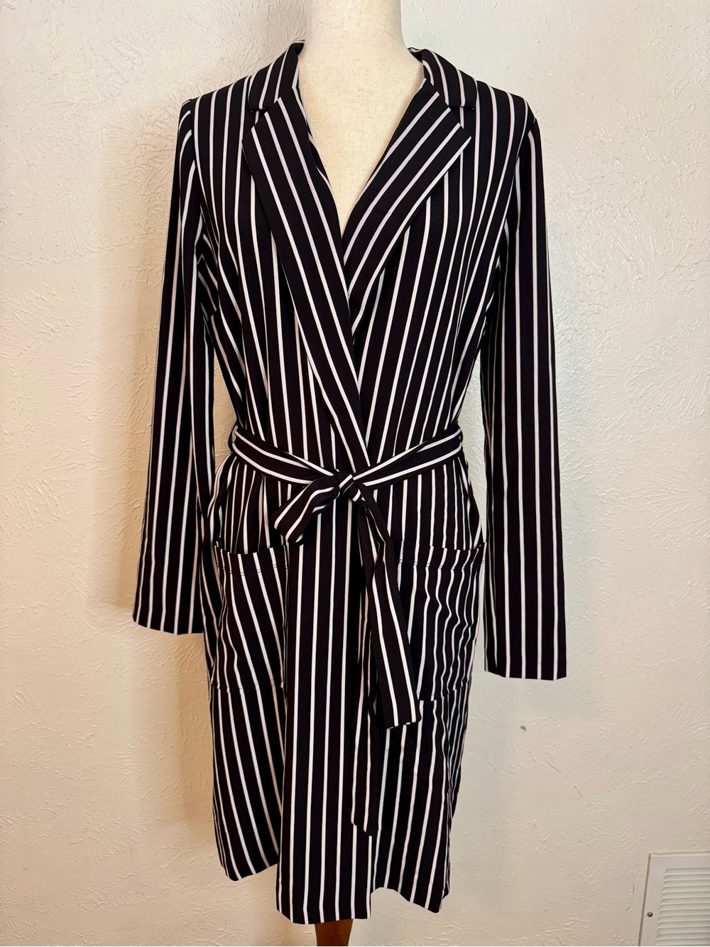 Active USA Black & White Striped Bathrobe /  Dressing Gown M
